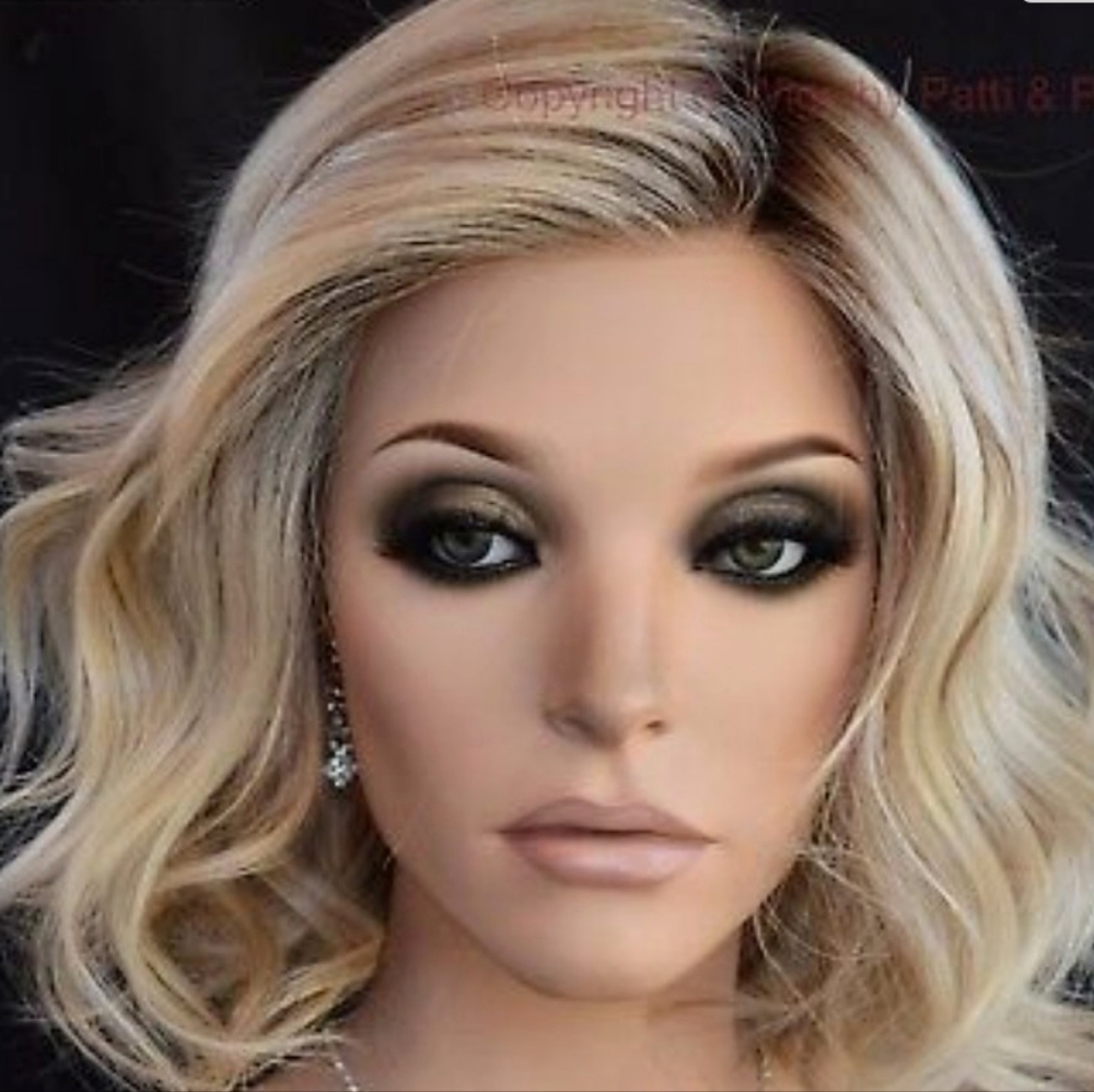 NWT & NIB Raquel Welch Famous Editors Pick- popular Shaded Biscuit…no